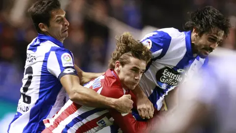 Griezmann lucha por un balón ante los defensores del Deportivo Griezmann lucha por un balón ante los defensores del Deportivo