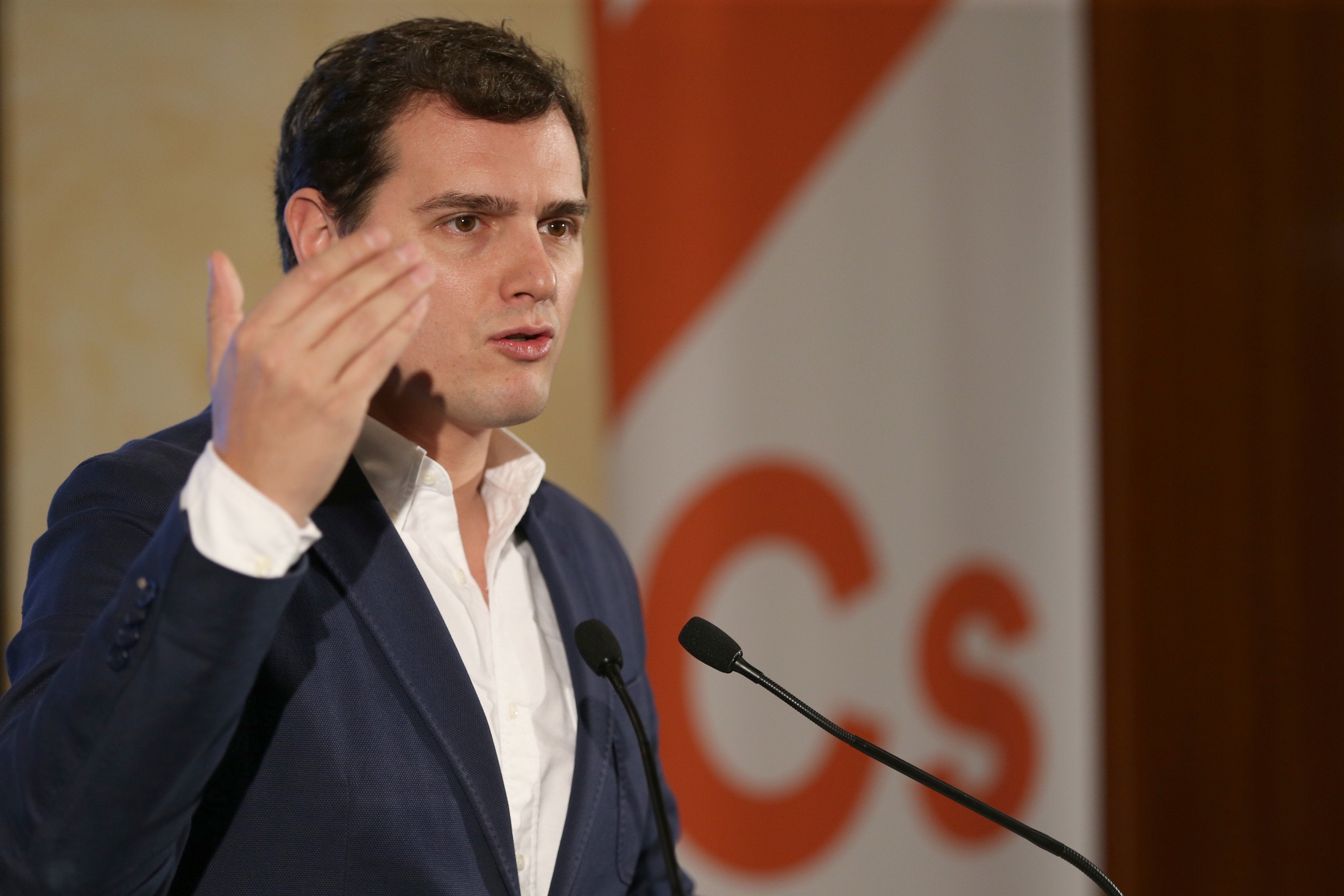 Rivera defiende la convocatoria de elecciones en Murcia y ataca a PSOE por querer "pillar sillas" Rivera defiende la convocatoria de elecciones en Murcia y ataca a PSOE por querer "pillar sillas"