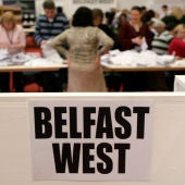 Vista de un colegio electoral de Belfast (Irlanda del Norte) durante el recuento de votos de las pasadas elecciones. 