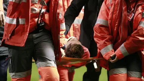 Torres es evacuado de Riazor por los servicios médicos Torres es evacuado de Riazor por los servicios médicos