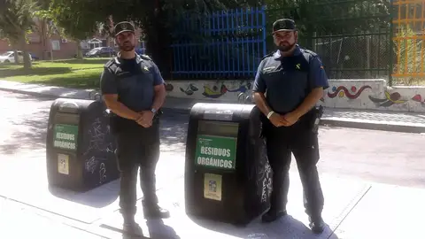 Dos agentes de la Guardia Civil junto al contenedor en el que abandonó la mujer a su bebé recién nacido en Mejorada del Campo Dos agentes de la Guardia Civil junto al contenedor en el que abandonó la mujer a su bebé recién nacido en Mejorada del Campo
