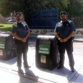Dos agentes de la Guardia Civil junto al contenedor en el que abandonó la mujer a su bebé recién nacido en Mejorada del Campo