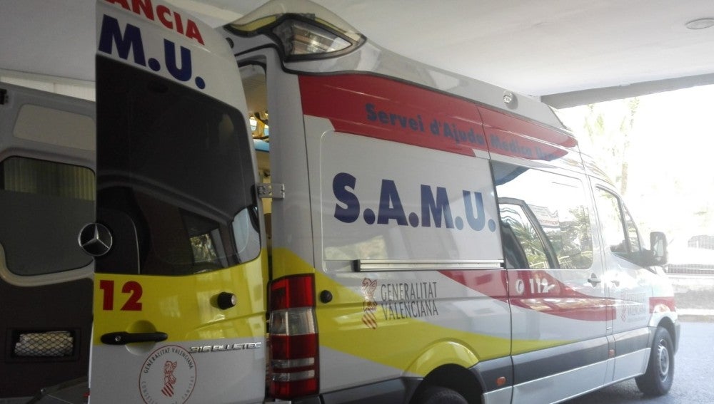 Una ambulancia SAMU en el Hospital General Universitario de Elche. 