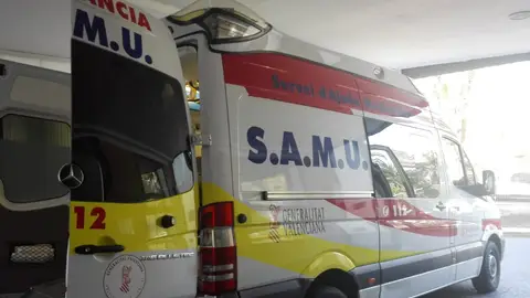 Una ambulancia SAMU en el Hospital General Universitario de Elche. 