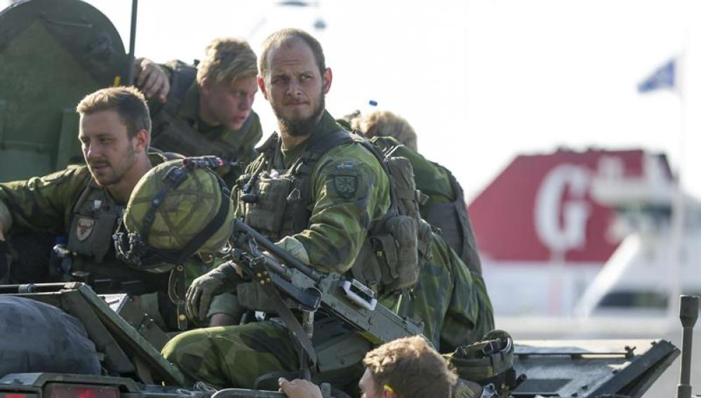  Fotografía de archivo fechada el 14 de septiembre de 2016 que muestra a un equipo de combate del Ejército de Suecia