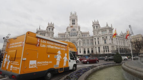 Vista de la autocaravana de la Asociaci&oacute;n HazteOir.orgcon, a su llegada a la plaza de Cibeles, con un nuevo eslogan de la organizaci&oacute;n ultracat&oacute;lica