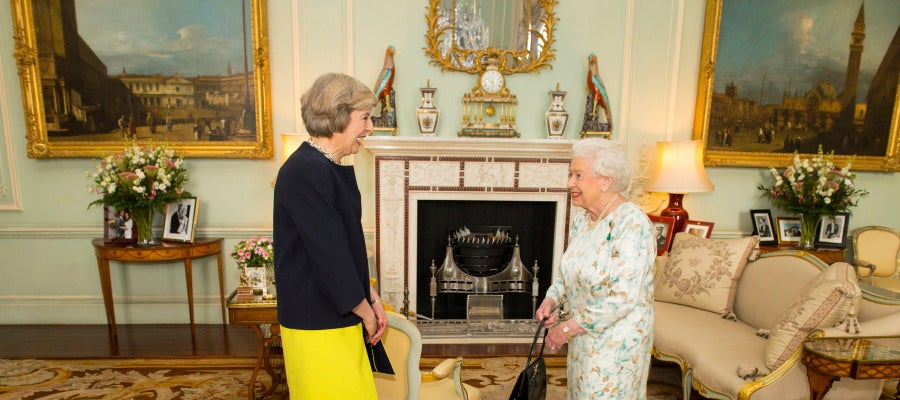 La reina Isabel II y Theresa May La reina Isabel II y Theresa May