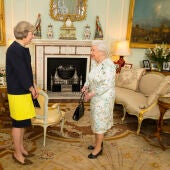 La reina Isabel II y Theresa May