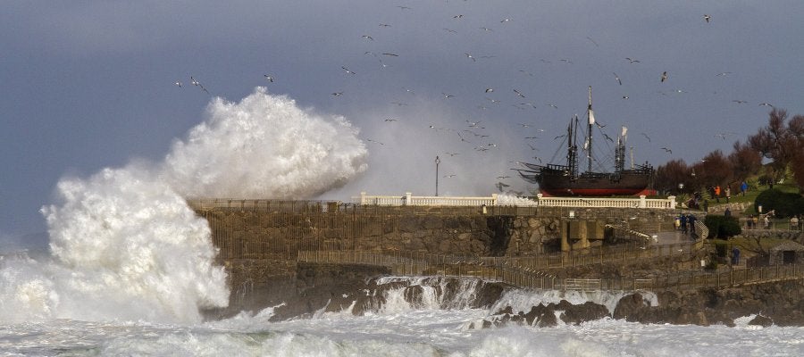 Viento, oleaje ponen en alerta a cinco comunidades Viento, oleaje ponen en alerta a cinco comunidades