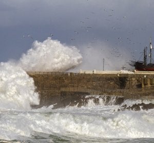 Viento, oleaje ponen en alerta a cinco comunidades Viento, oleaje ponen en alerta a cinco comunidades