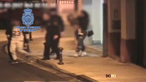 Frame 26.89775 de: La polic&iacute;a detiene a un hombre justo cuando agred&iacute;a a una mujer con su ni&ntilde;o en brazos