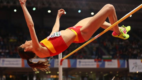 Ruth Beitia realizando su salto