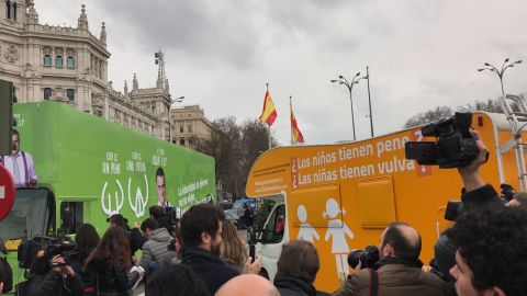 Autob&uacute;s de El Intermedio, frente a la autocaravana de Hazte O&iacute;r