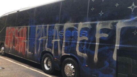 Autob&uacute;s del Crystal Palace con pintadas