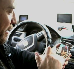 Frame 65.378227 de: Un taxista divorciado descarga Tinder para encontrar pareja: "Me envía corazones. No te voy a decir cómo se me queda el cuerpo" Frame 65.378227 de: Un taxista divorciado descarga Tinder para encontrar pareja: "Me envía corazones. No te voy a decir cómo se me queda el cuerpo"