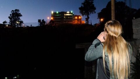 Lilian Tintori intenta comunicarse con su marido Leopoldo L&oacute;pez