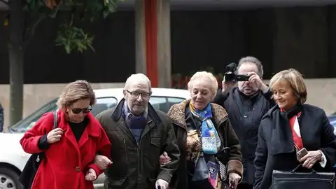 El ex secretario general del SOMA-UGT, José Ángel Fernández Villa, acompañado de su mujer y de su abogada, Ana García Boto El ex secretario general del SOMA-UGT, José Ángel Fernández Villa, acompañado de su mujer y de su abogada, Ana García Boto