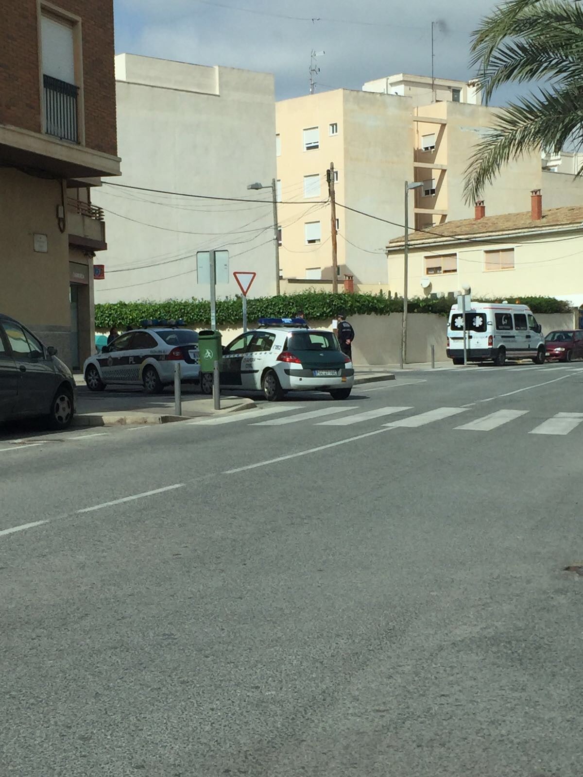 Dos personas atracan a punta de pistola una sucursal bancaria de la pedanía de Las Bayas de Elche y se apoderan de 600 euros Dos personas atracan a punta de pistola una sucursal bancaria de la pedanía de Las Bayas de Elche y se apoderan de 600 euros