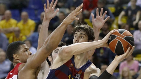 Tomic intenta pasar la bola frente a la presi&oacute;n de jugador del CSKA