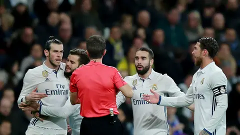 Los jugadores del Madrid protestan la roja de Bale a Fernández Borbalán Los jugadores del Madrid protestan la roja de Bale a Fernández Borbalán