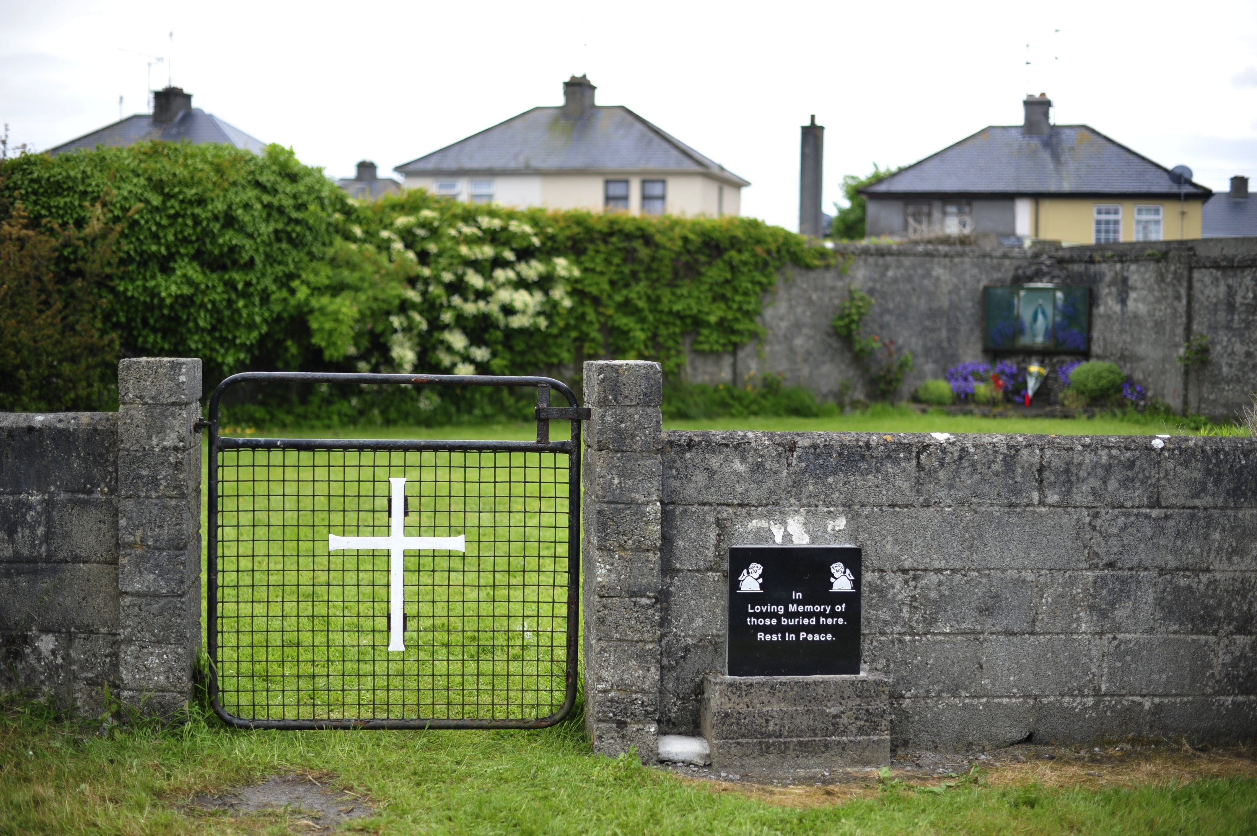 Descubren un "gran número" de esqueletos de niños en cámaras subterráneas de un centro de monjas en Irlanda Descubren un "gran número" de esqueletos de niños en cámaras subterráneas de un centro de monjas en Irlanda