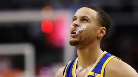 Stephen Curry se lamenta tras perder un partido con los Warriors Stephen Curry se lamenta tras perder un partido con los Warriors