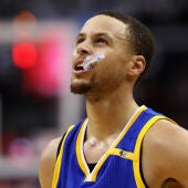 Stephen Curry se lamenta tras perder un partido con los Warriors