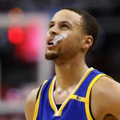 Stephen Curry se lamenta tras perder un partido con los Warriors Stephen Curry se lamenta tras perder un partido con los Warriors