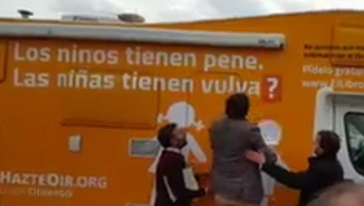 La autocaravana de Hazte Oír llega a Cibeles y es paralizada por la Policía Municipal La autocaravana de Hazte Oír llega a Cibeles y es paralizada por la Policía Municipal