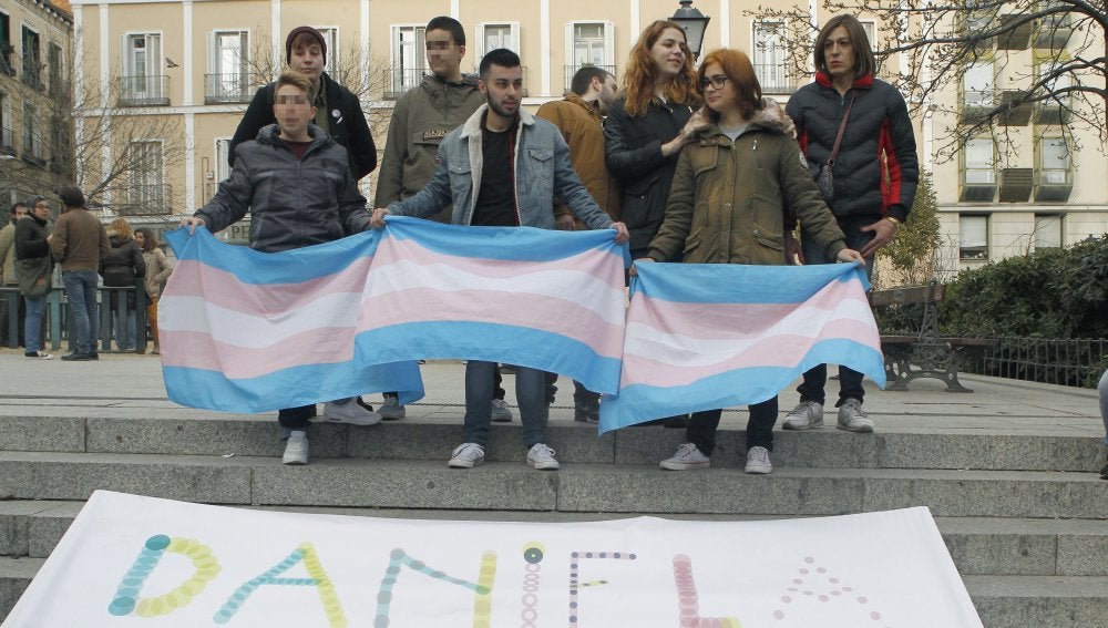  Unas de 200 personas se han concentrado en la madrileña plaza de Chueca para reivindicar "el derecho a ser de las personas transexuales" 