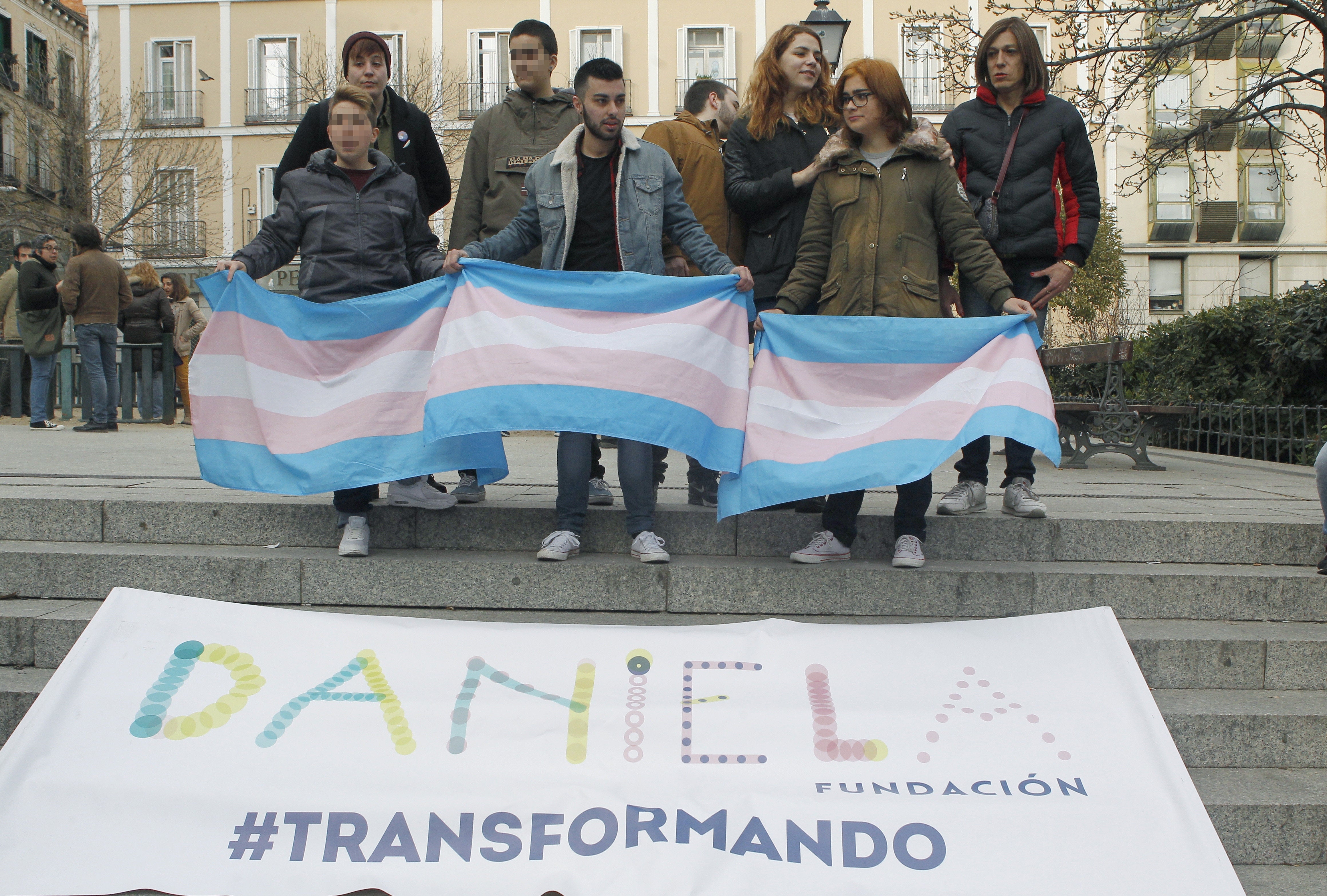 Unas 200 personas se manifiestan en Madrid contra el autobús tránsfobo de Hazte Oír Unas 200 personas se manifiestan en Madrid contra el autobús tránsfobo de Hazte Oír