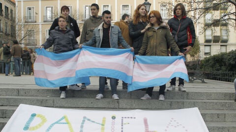  Unas de 200 personas se han concentrado en la madrile&ntilde;a plaza de Chueca para reivindicar "el derecho a ser de las personas transexuales" 