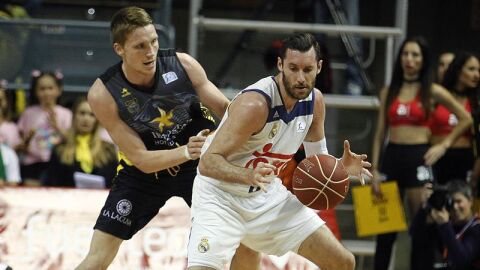 Rudy bota el bal&oacute;n en el partido ante el Iberostar Tenerife
