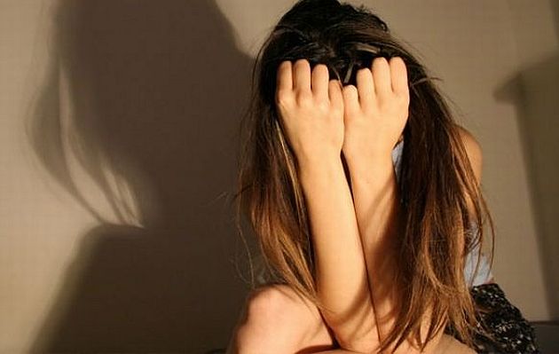Dos adolescentes de 14 y 15 años violan a su compañera menor de edad mientras sufría un ataque de epilepsia en un polideportivo Dos adolescentes de 14 y 15 años violan a su compañera menor de edad mientras sufría un ataque de epilepsia en un polideportivo