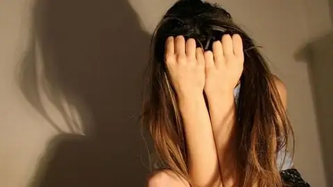 Una joven tapándose la cara Una joven tapándose la cara