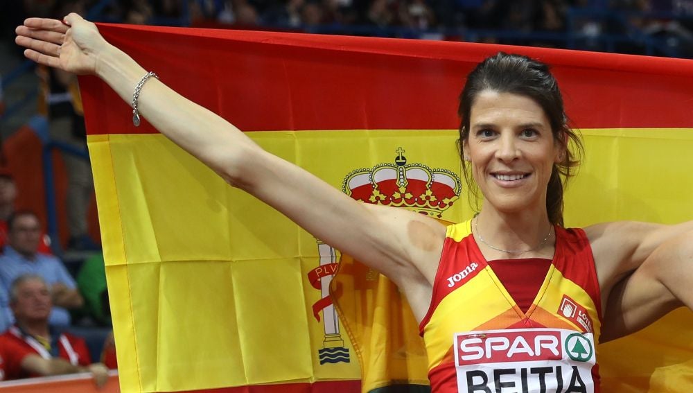 Ruth Beitia posando con la bandera de España