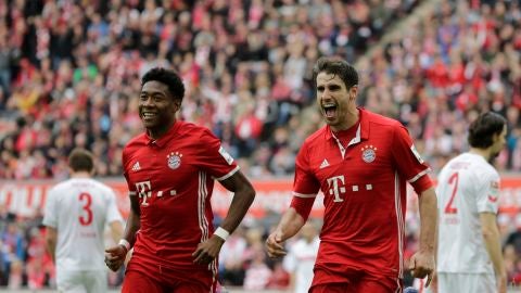Javi Mart&iacute;nez y Alaba celebrando uno de los goles