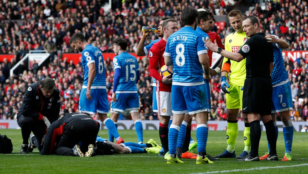 Mings, atendido tras el codazo de Ibrahimovic