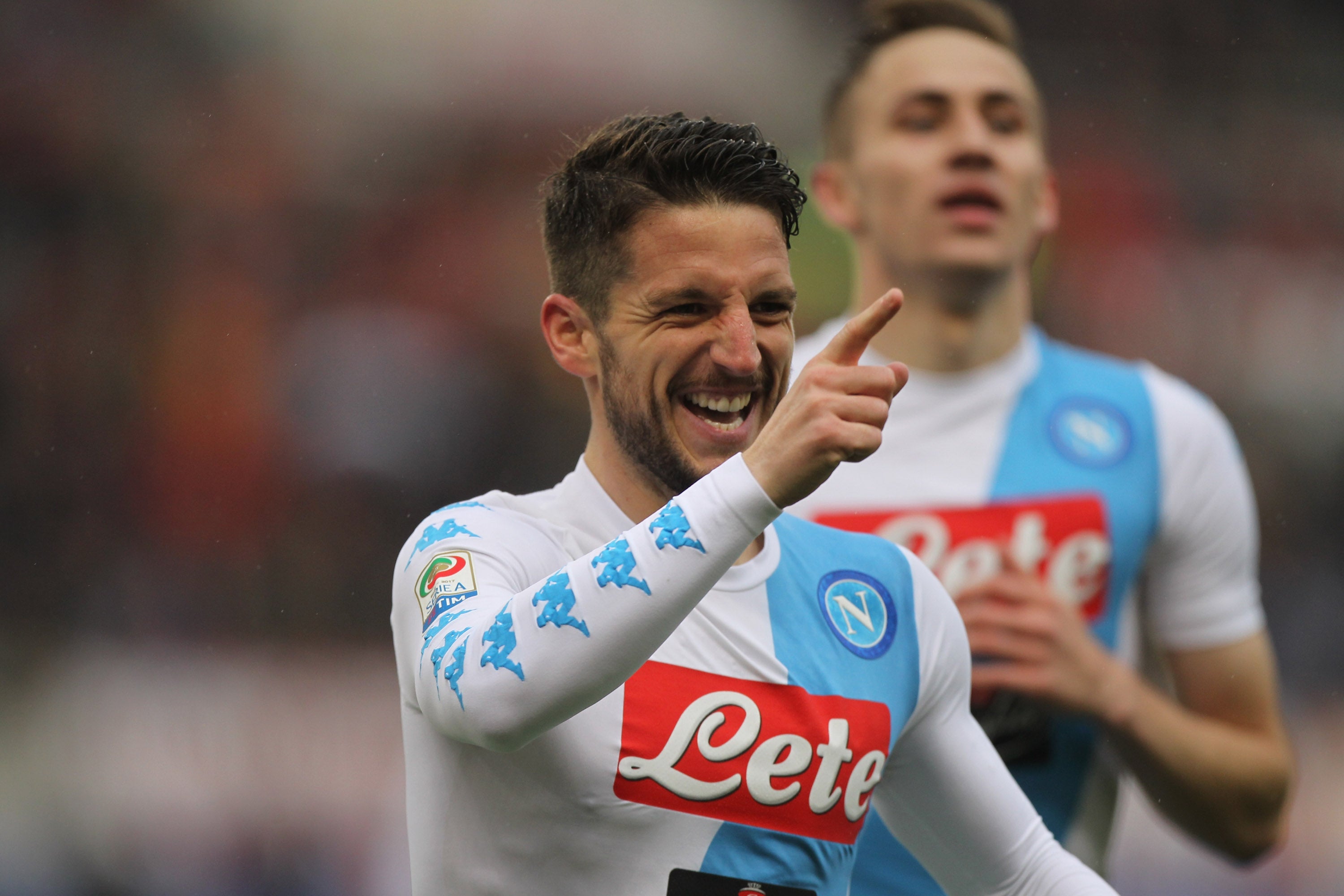 Mertens afianza al Nápoles en los puestos Champions y aleja a la Roma del liderato Mertens afianza al Nápoles en los puestos Champions y aleja a la Roma del liderato