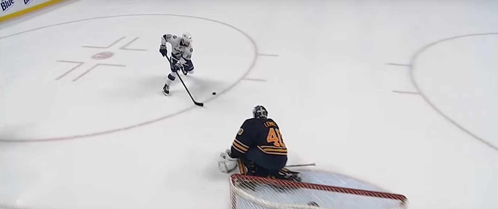 El espectacular 'trolleo' de un jugador de hockey en el penalti más pillo El espectacular 'trolleo' de un jugador de hockey en el penalti más pillo
