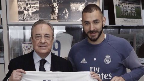 Benzema y Florentino P&eacute;rez posando con la camiseta
