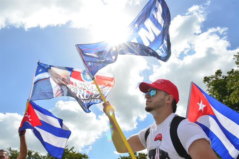 Cientos de simpatizantes de Trump le expresan su apoyo con marchas por todo el país Cientos de simpatizantes de Trump le expresan su apoyo con marchas por todo el país