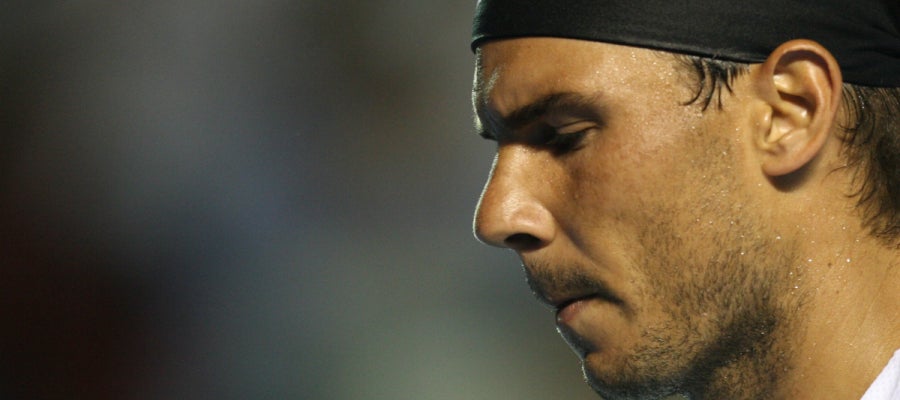 Nadal mira al suelo Nadal mira al suelo