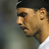 Nadal mira al suelo Nadal mira al suelo