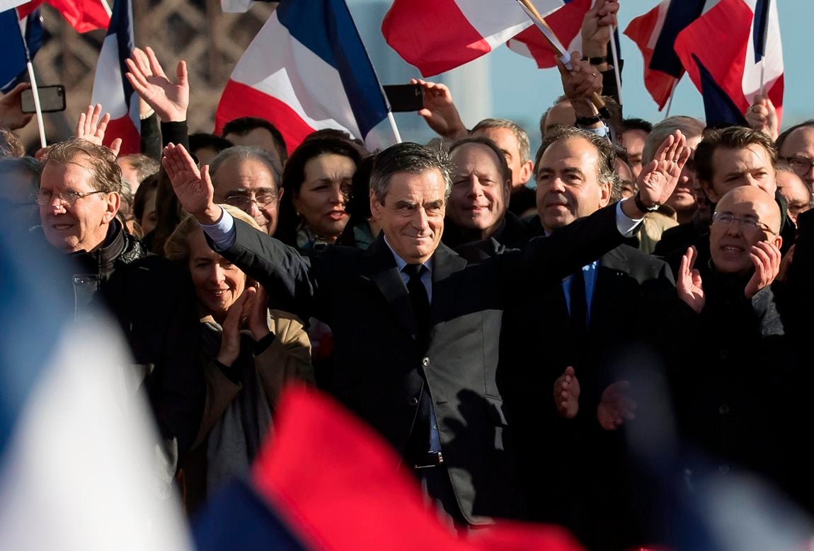 Los Republicanos franceses apoyan por unanimidad la discutida candidatura de Fillon para las presidenciales Los Republicanos franceses apoyan por unanimidad la discutida candidatura de Fillon para las presidenciales