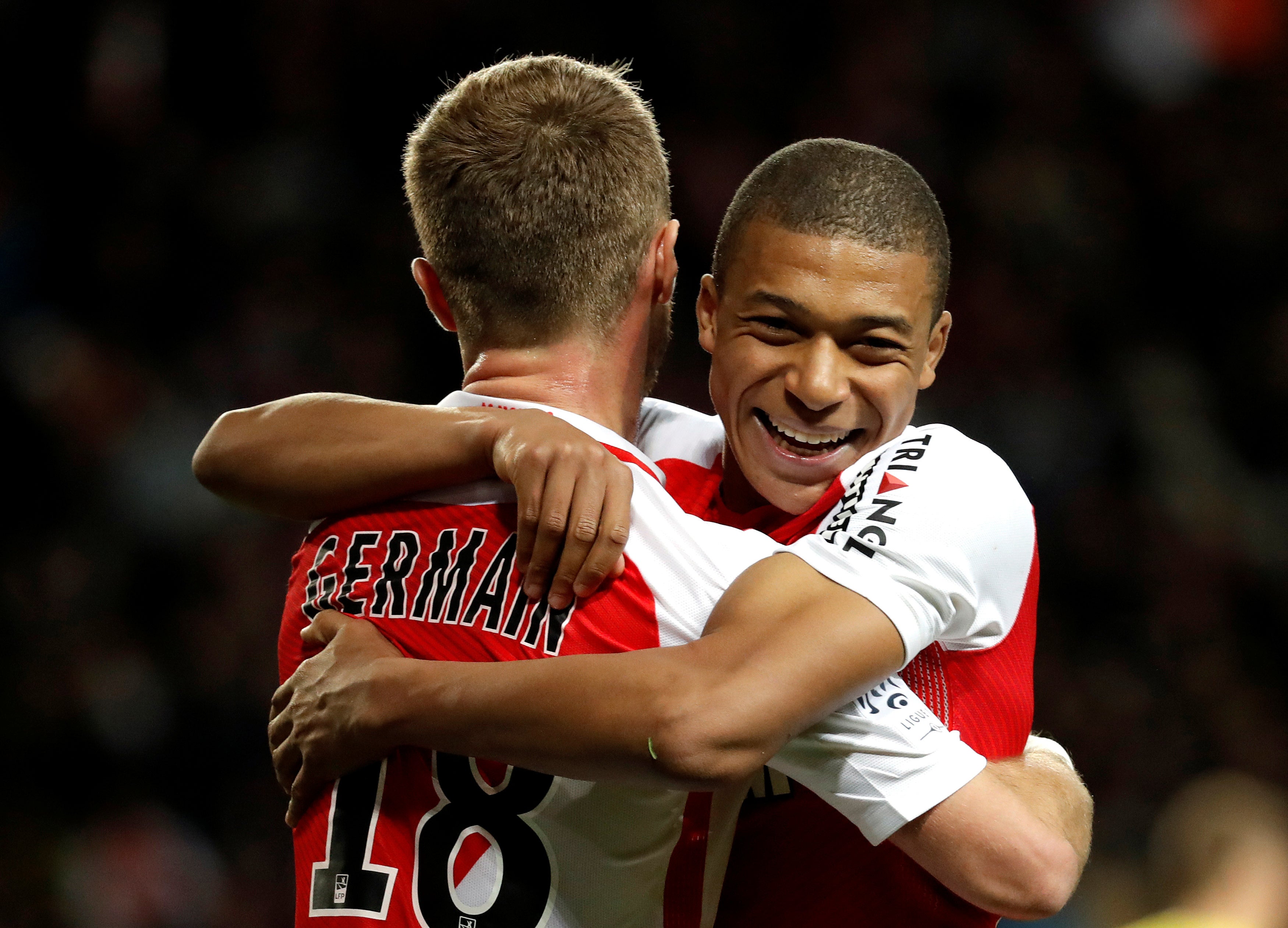 El presidente del Lyon: "Hablé con Florentino y creo que van a fichar a un delantero francés" El presidente del Lyon: "Hablé con Florentino y creo que van a fichar a un delantero francés"