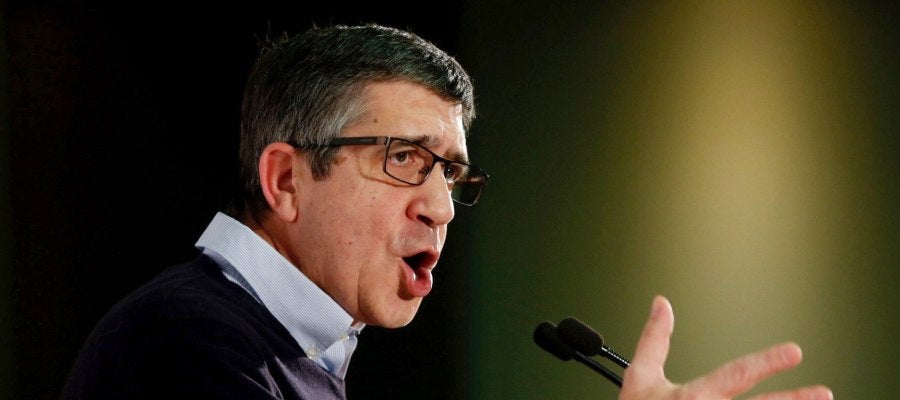 El aspirante a secretario general del PSOE, Patxi López, durante su intervención en un encuentro con militantes socialistas celebrado hoy en San Sebastián El aspirante a secretario general del PSOE, Patxi López, durante su intervención en un encuentro con militantes socialistas celebrado hoy en San Sebastián