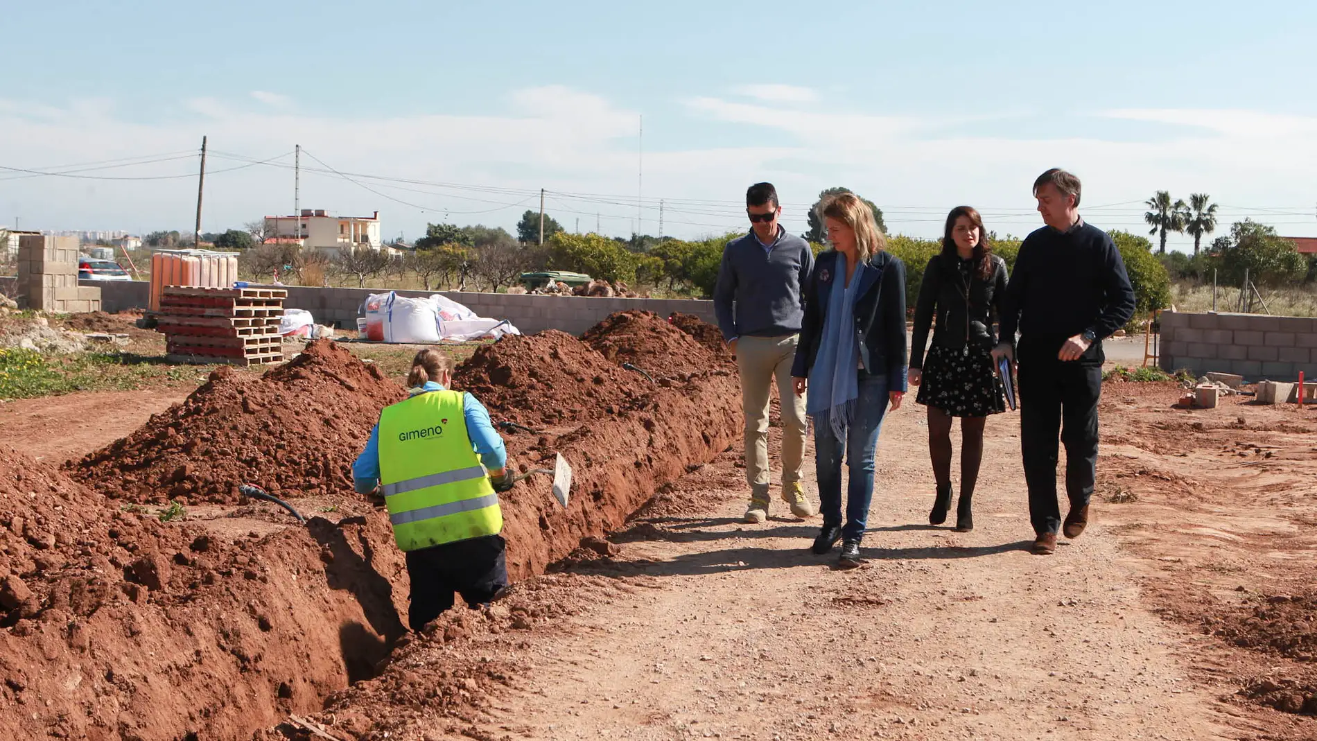 La alcaldesa de Castellón, Amparo Marco, ha visitado las obras junto al concejal de Ordenación del Territorio, Rafa Simó, y la concejala de Sostenibilidad Ambiental, Sara Usó.