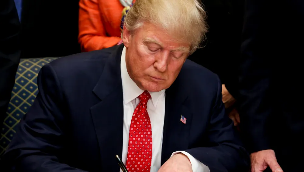 Trump firmando una orden ejecutiva
