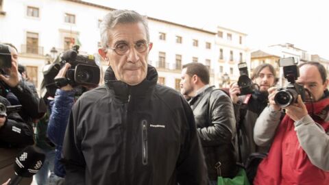 El padre Rom&aacute;n, a su llegada a la sede de la Audiencia Provincial de Granada